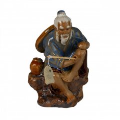 Malá keramická figurka -Sedící rybář chytající rybu