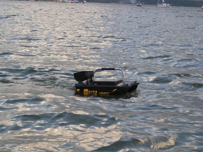 Zavážecí loďka Bait Liner a bezdrátový sonar v hodinkách