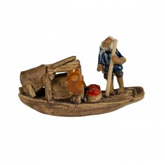 Malá keramická figurka – Rybář stojící v člunu s veslem