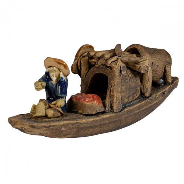 Malá keramická figurka – Rybář s kloboukem sedící v člunu