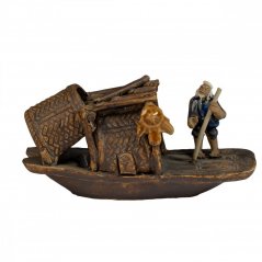 Středně velká keramická figurka - rybář stojící na člunu s veslem