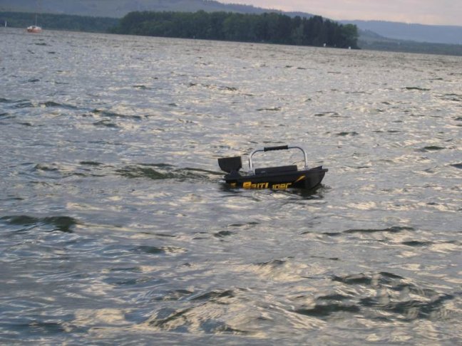 Zavážacia loďka Bait Liner a bezdrôtový sonar v hodinkách