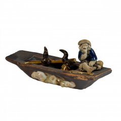 Közepes méretű kerámia figura - Csónakos ülő halász, madarakkal